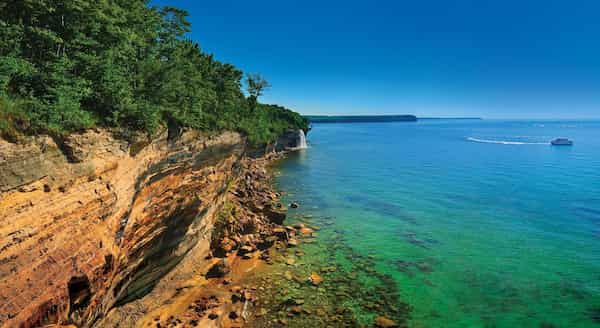 A orillas del lago nacional Pictured Rocks-Parques Nacionales de Michigan