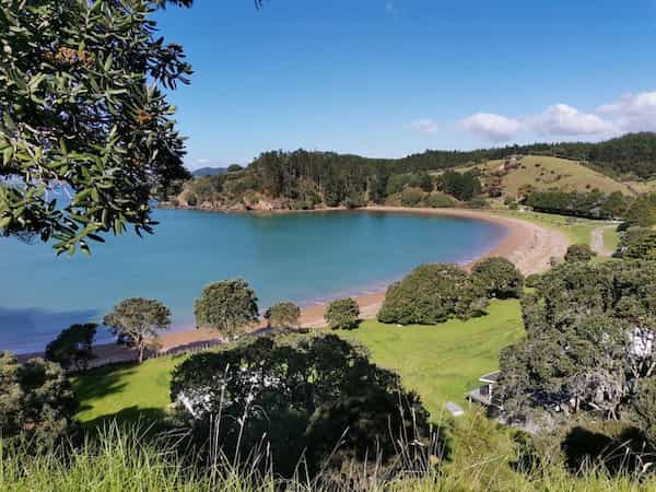 Bahía Mahinepua-Lugares en la Isla Norte de Nueva Zelanda