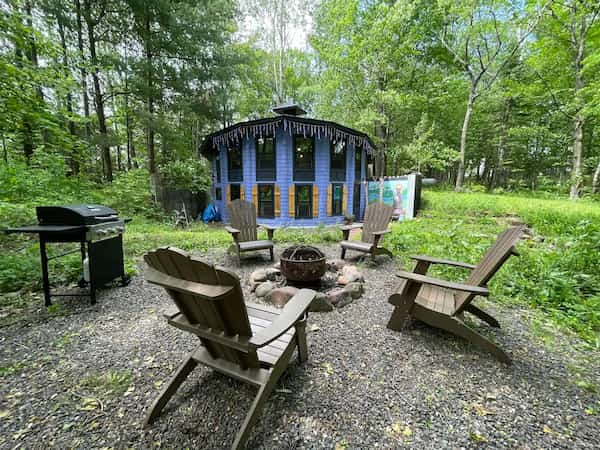 Cabaña azul de madera de abedul