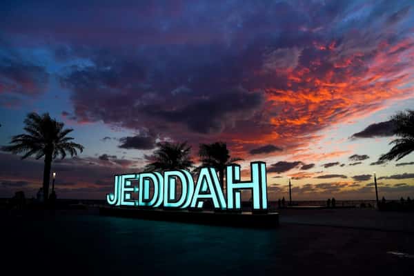 Caminar por el paseo marítimo de Jeddah