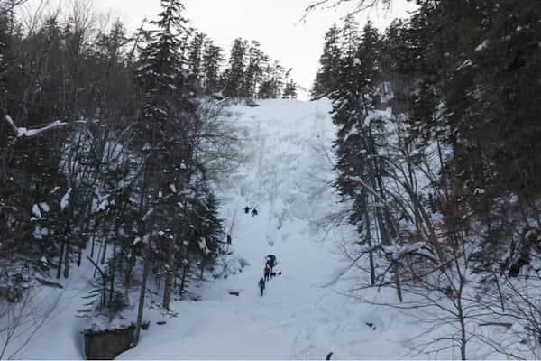 Cataratas Aretusa-caminar con raquetas de nieve en New Hampshire