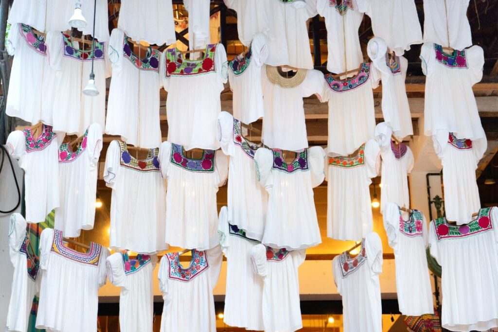 El huipil una túnica sin mangas hecha de tela tradicional mexicana