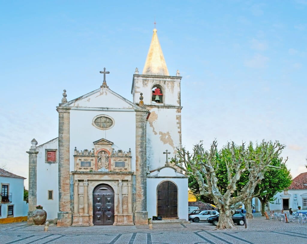 Explora la iglesia y la plaza de Santa María