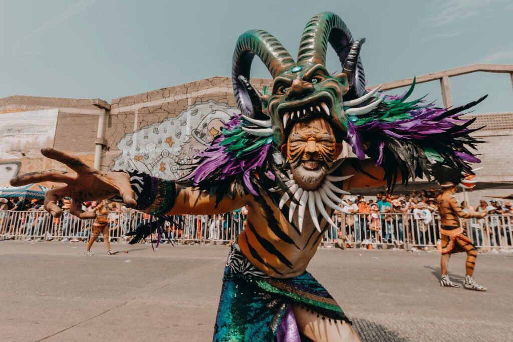 Infinidad de colores, bailes y disfraces representan el carnaval dominicano