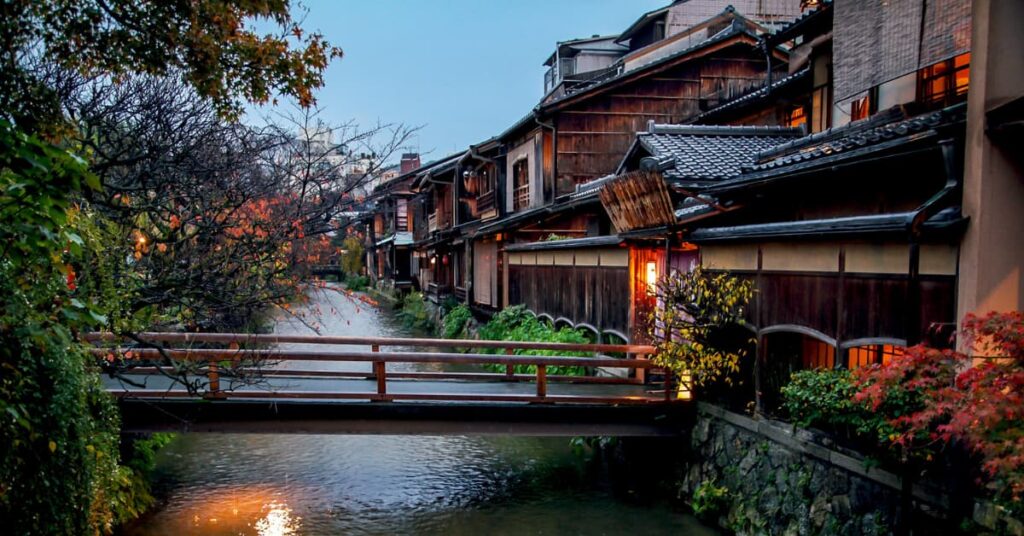 Kioto japon es conocida por su belleza natural con cerezos en flor