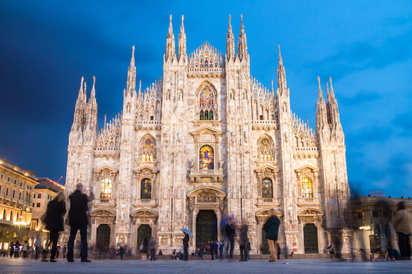 La Catedral Gótica más grande de Italia domina la Piazza del Duomo