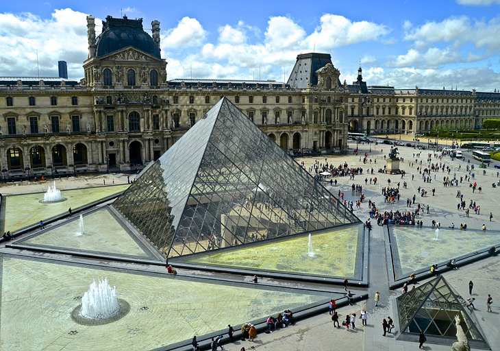 La Gran Entrada Pirámide del Louvre