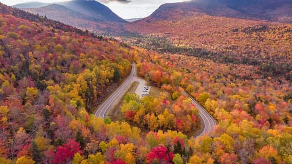 La autopista Kancamagus-Colores de Otoño en Nueva Inglaterra