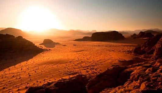 La emoción de un glorioso atardecer en el desierto