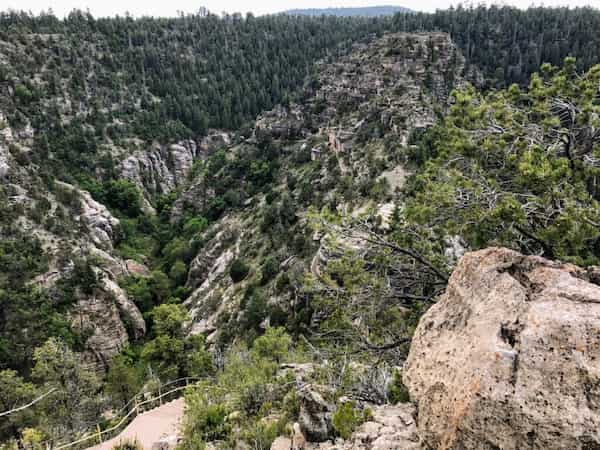Las vistas panorámicas del cañón-Monumento Nacional Walnut Canyon