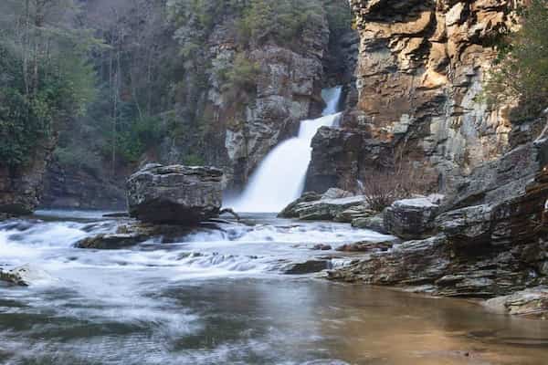 Linville Falls a través del sendero Plunge Basin
