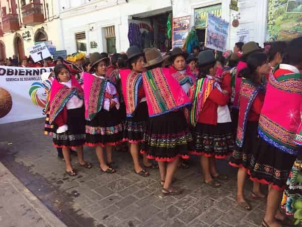 Los peruanos expresan su cultura a través del vestido