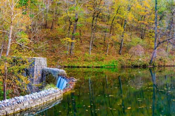 Mirror Lake-Colores del otoño en Arkansas