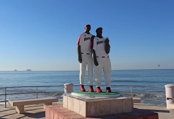 Monumento al equipo de béisbol de Mazatlán