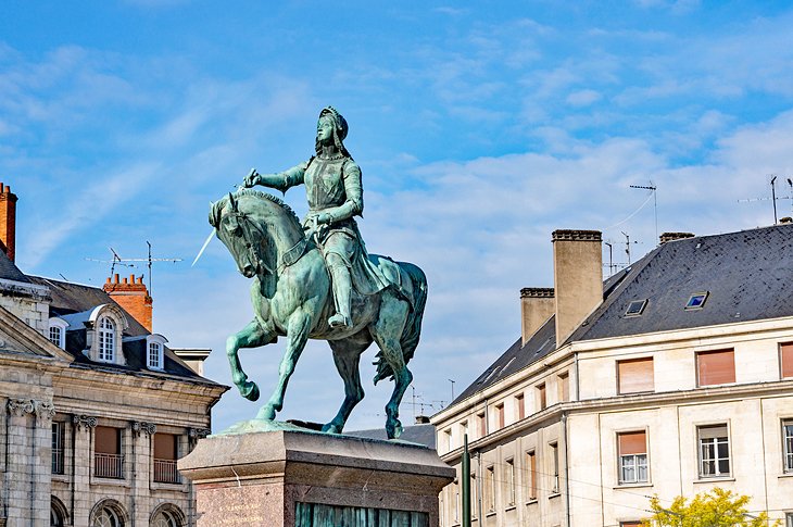 Monumentos a Juana de Arco en Chinon, Rouen y Orleans