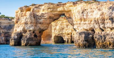 Motivos para visitar las impresionantes cuevas de Benagil en Portugal