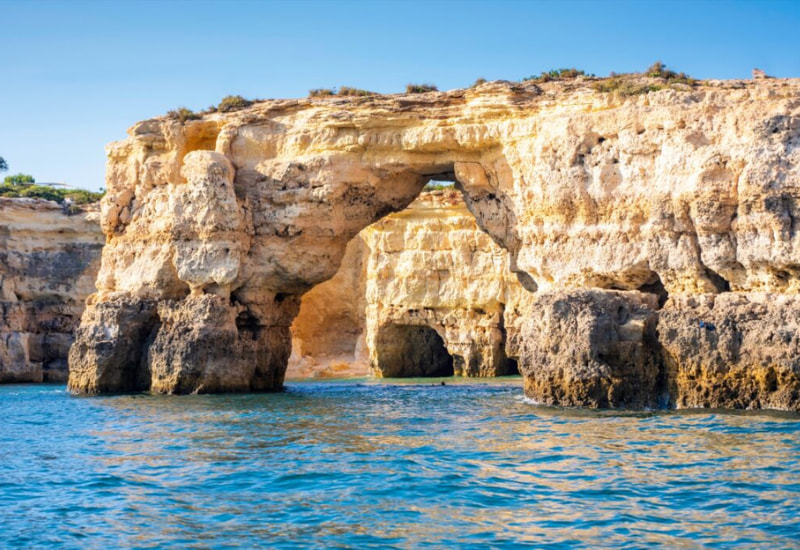 Visita las impresionantes cuevas de Benagil en Portugal