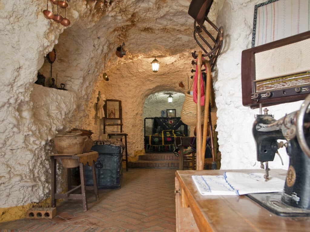 Para Explorar Las Cuevas Del Sacromonte