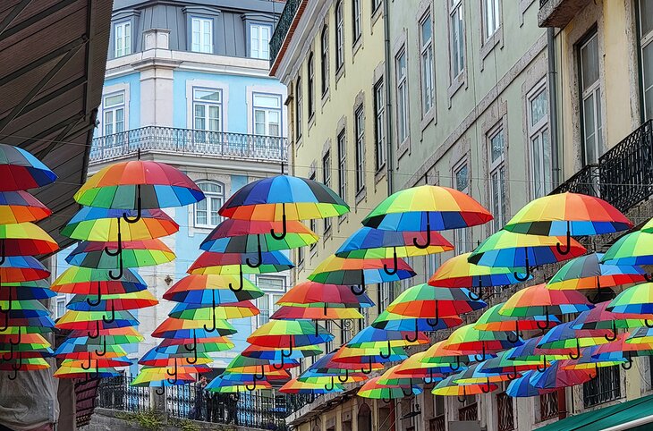 Paraguas sobre Pink Street
