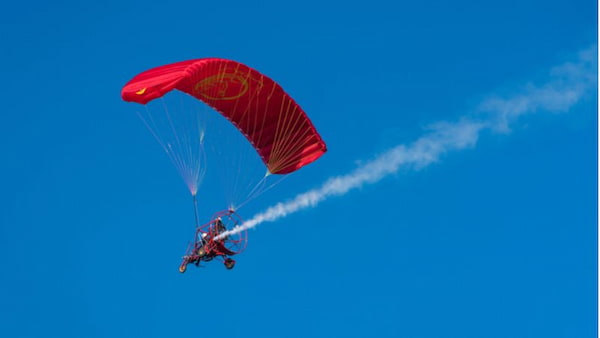 Paratrike - un paracaídas motorizado
