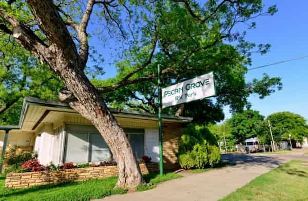 Parque de casas rodantes Pecan Grove-Campamentos para casas rodantes en Austin