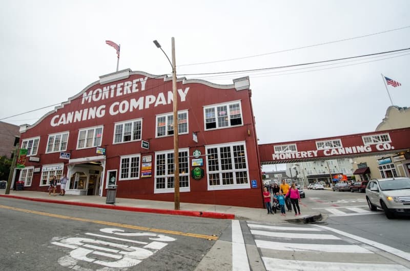 Pasea por la famosa Cannery Row-Monterey