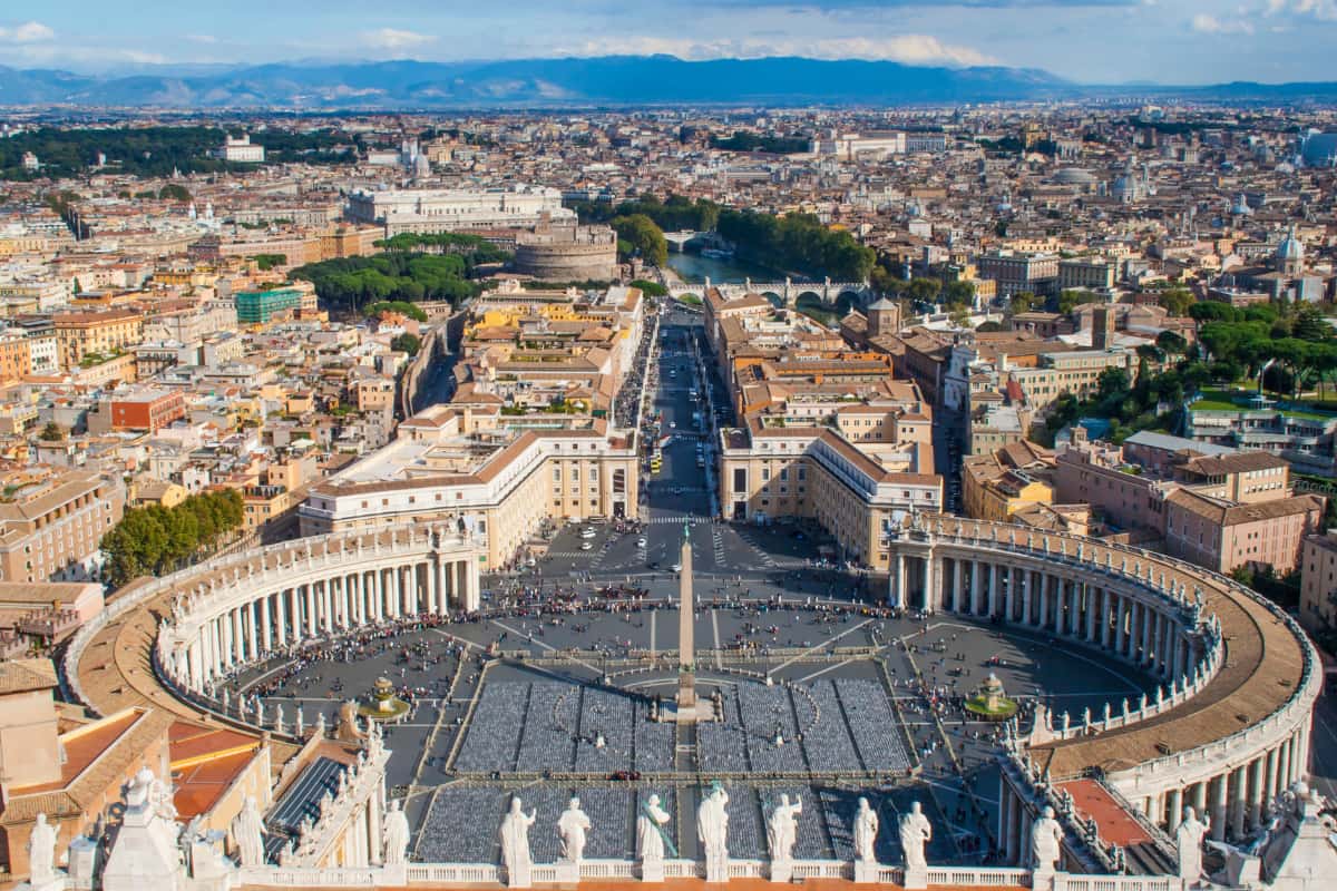 Piazza San Pietro El corazón monumental del Vaticano