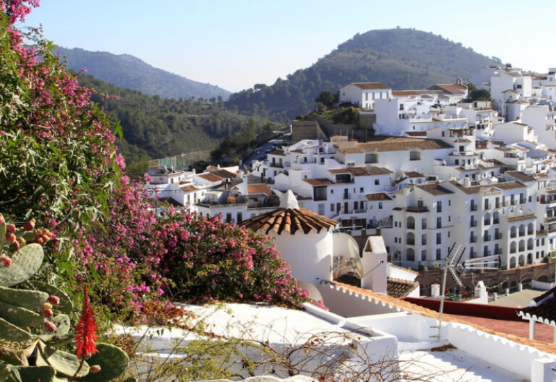 Pintorescos Pueblos blancos de montaña para visitar en España