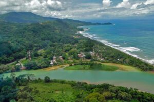 Razones para Visitar Dominical en Costa Rica