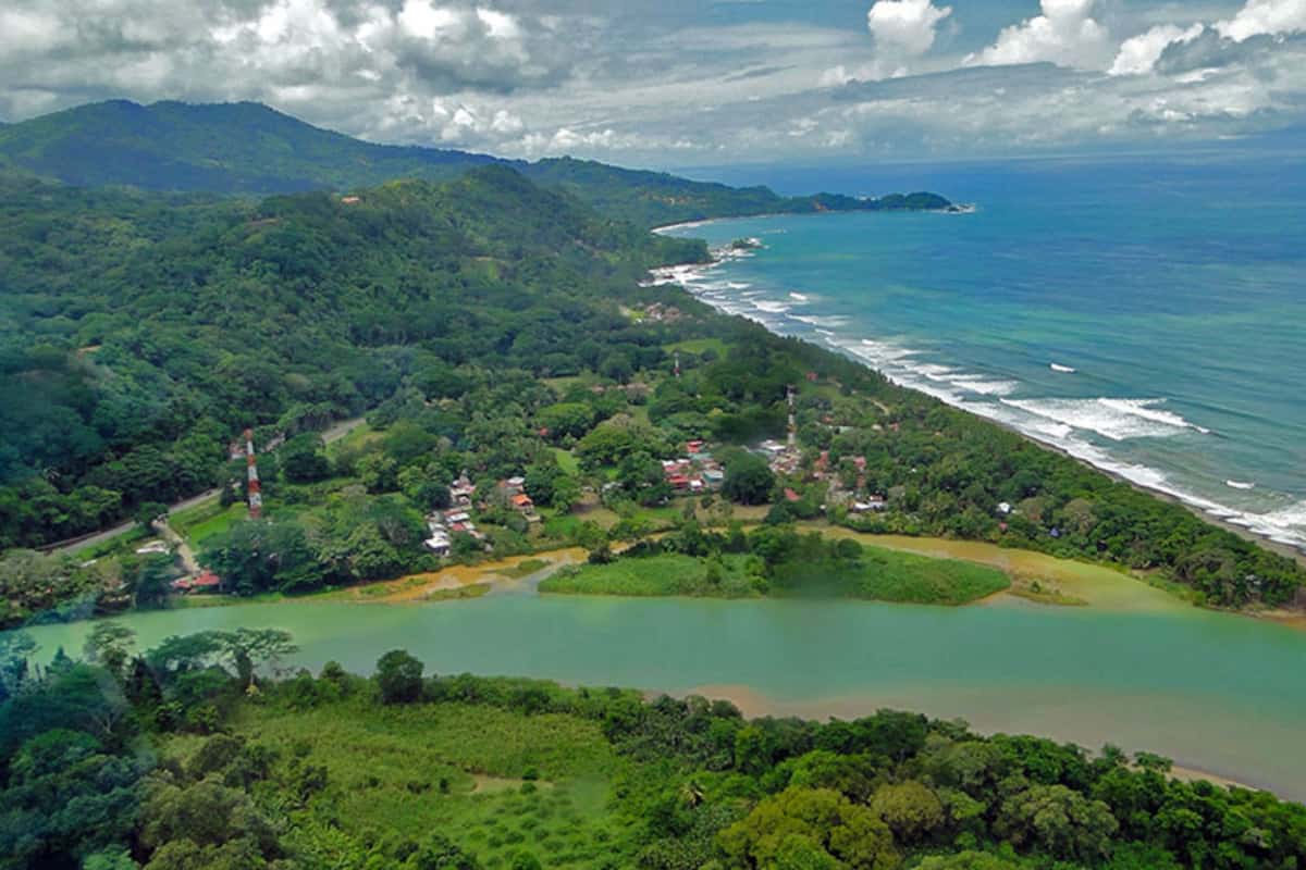 8 Razones para Visitar Dominical en Costa Rica