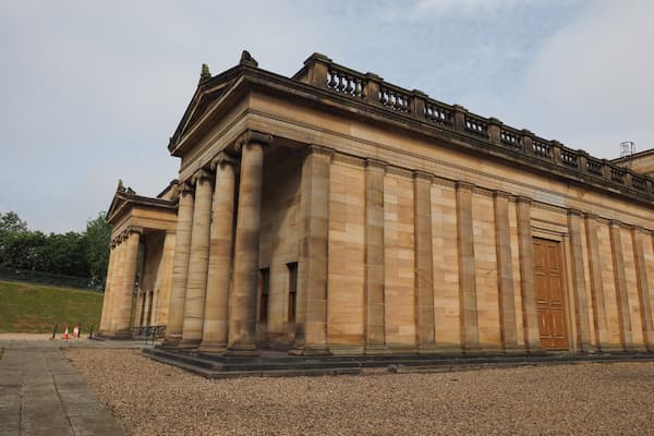 Recorra la Galería Nacional de Escocia y sus alrededores