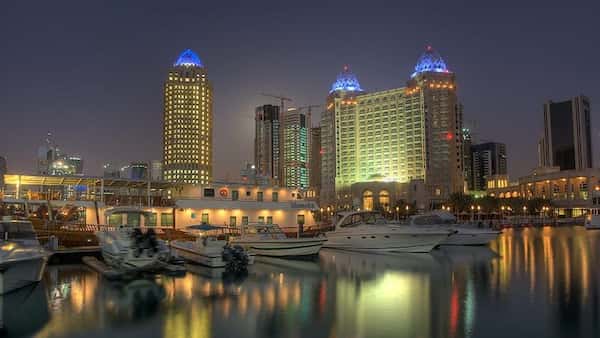 Relájese y disfrute por la noche en la terraza Shisha del Four Seasons Hotel Doha