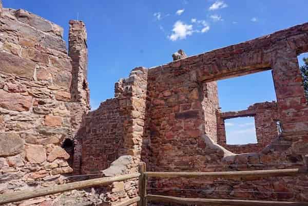 Ruinas del castillo de Falcon a través de Castle Trail