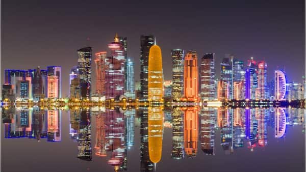 Sea testigo de la belleza del horizonte de Doha por la noche 