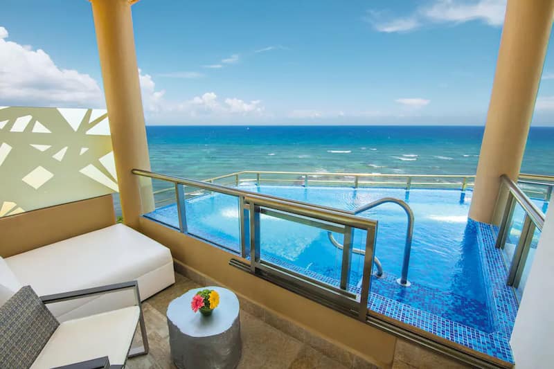 Suites con piscina frente al mar en El Dorado Seaside Suites