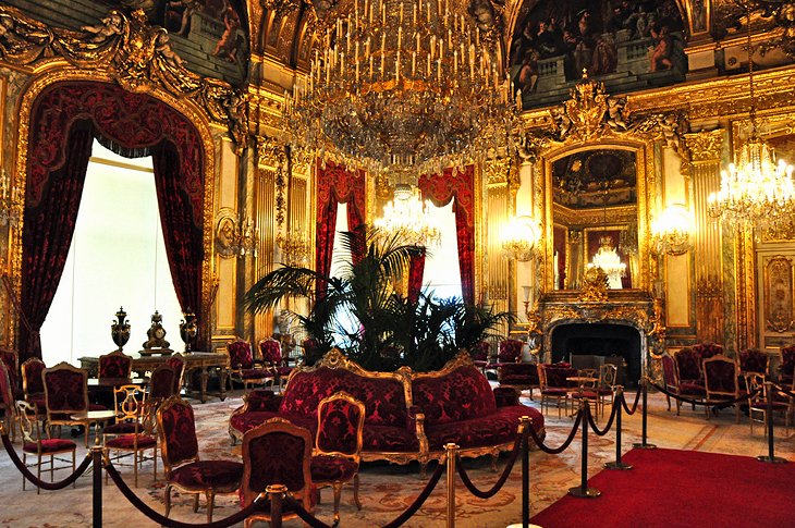 Un majestuoso palacio real que refleja la grandeza de los monarcas franceses