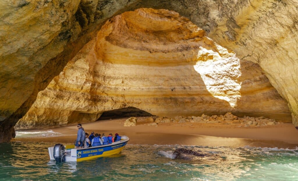 Ver las cuevas en barco