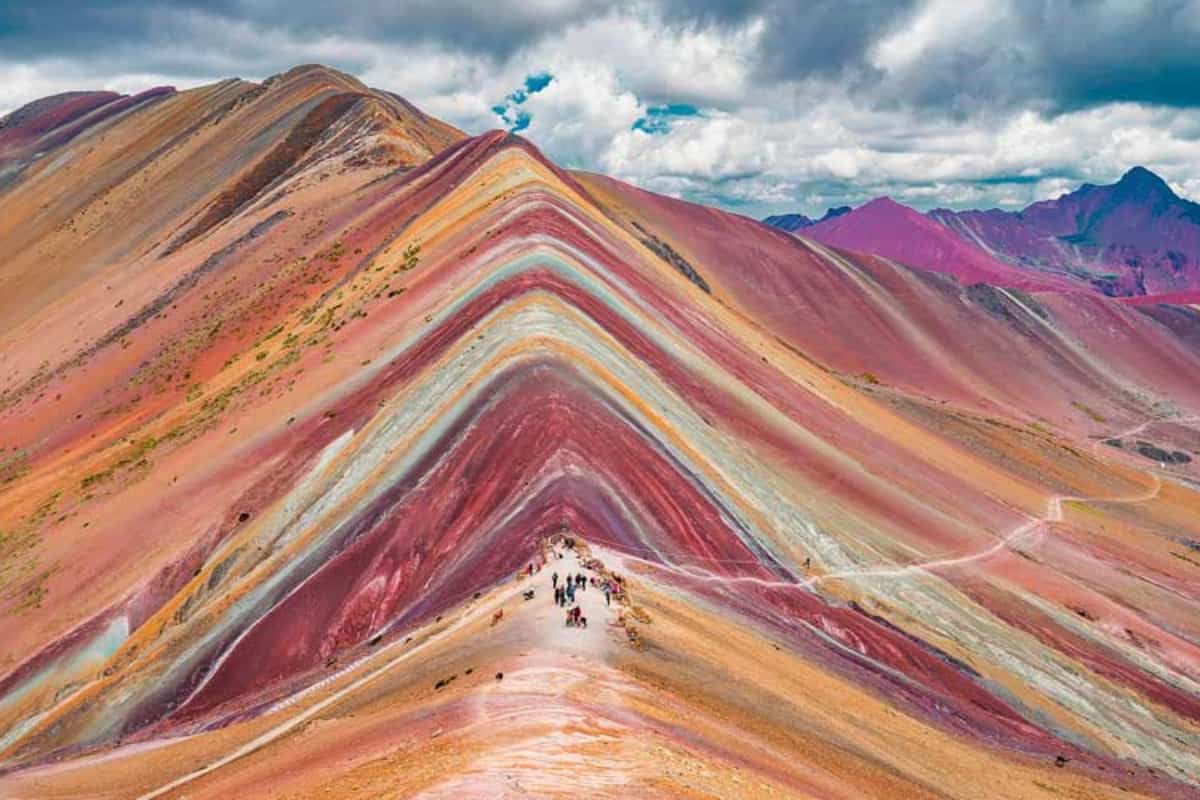 Visita la Espectacular Montaña del Arco Iris en Perú