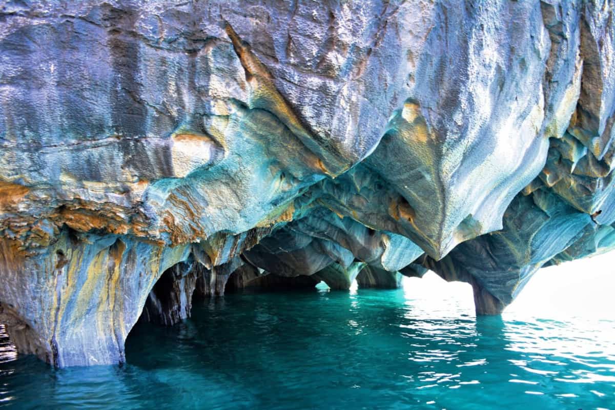 Visita las increíbles cuevas que cambian de color en Chile
