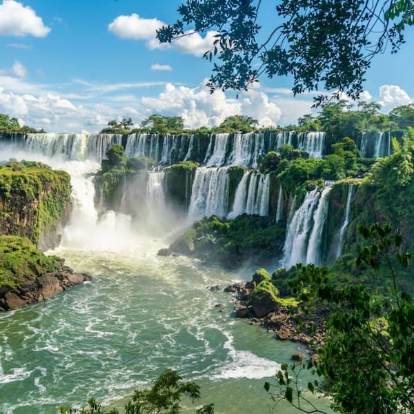 Visite tres países en un solo sitio Razones para visitar Las Cataratas del Iguazú 1
