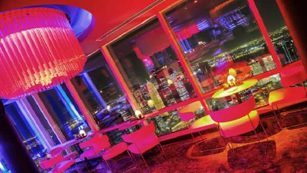 Disfruta la vista de la ciudad desde el Strata Lounge-Sitios Nocturnos en Doha