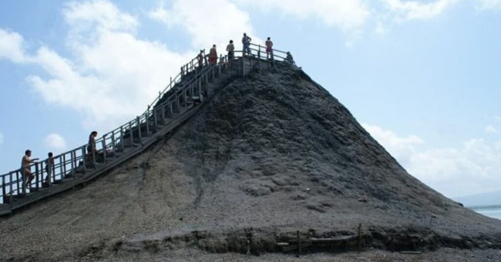 Volcan de Lodo El Totumo Mud Volcano Cartagena-lugares para visitar en colombia