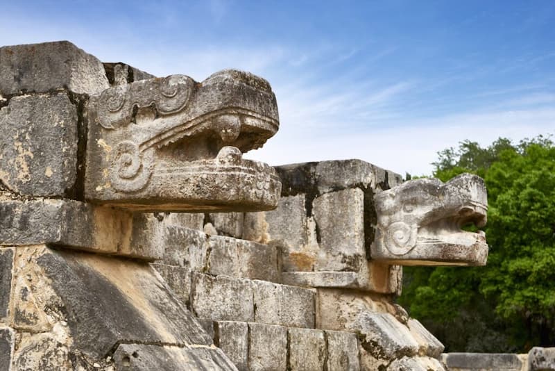 cabezas de jaguar-Ruinas Mayas en Yucatán