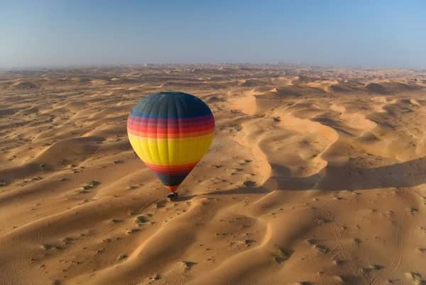 globo aerostático sobre el desierto