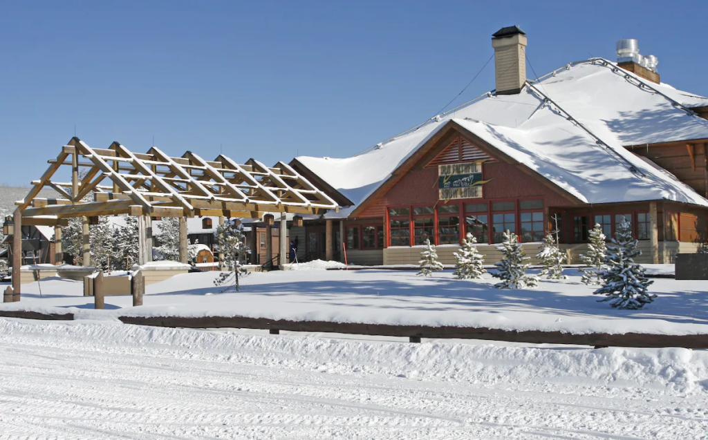 alojamiento en Parque Nacional Yellowstone en invierno Old Faithful Snow Lodge
