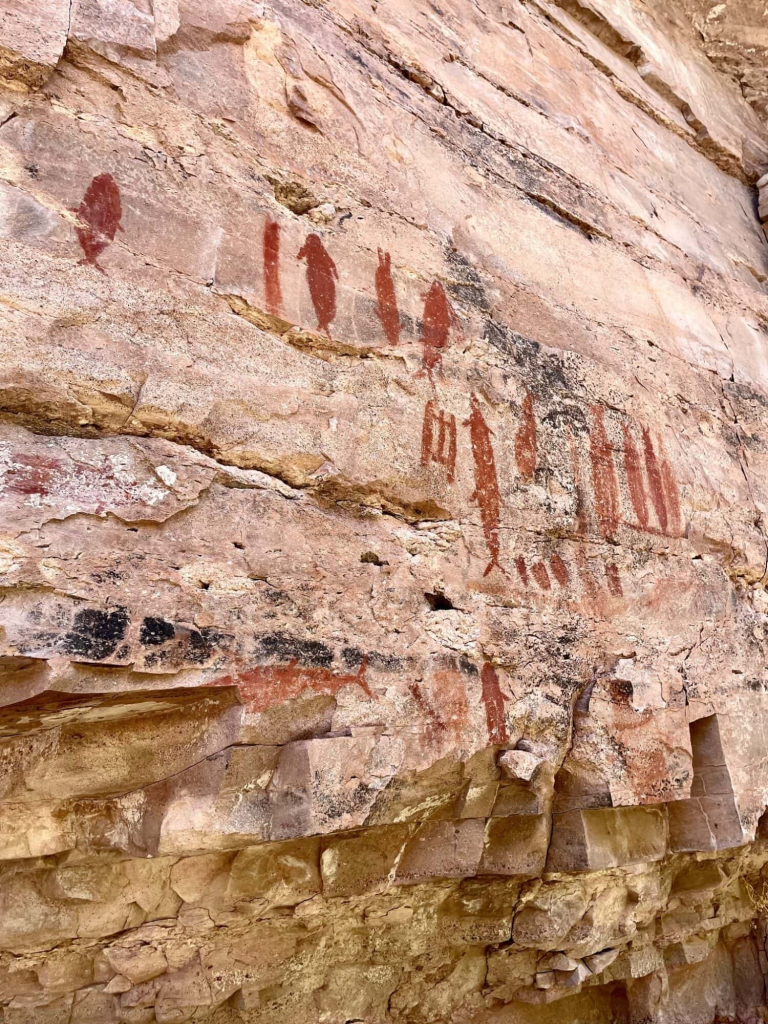 Caminatas por el interior del cañón con pinturas rupestres históricas-1