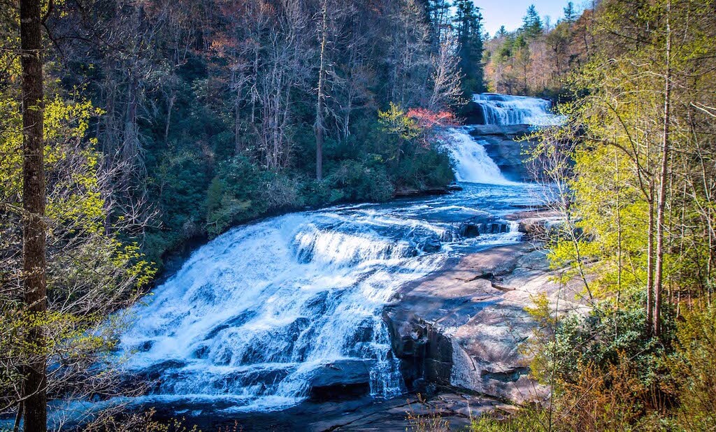 Asheville, Carolina del Norte, para disfrutar de cascadas precipitadas
