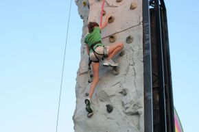 Vivir al extremo en el muro de escalada-Actividades para adultos en parques infantiles