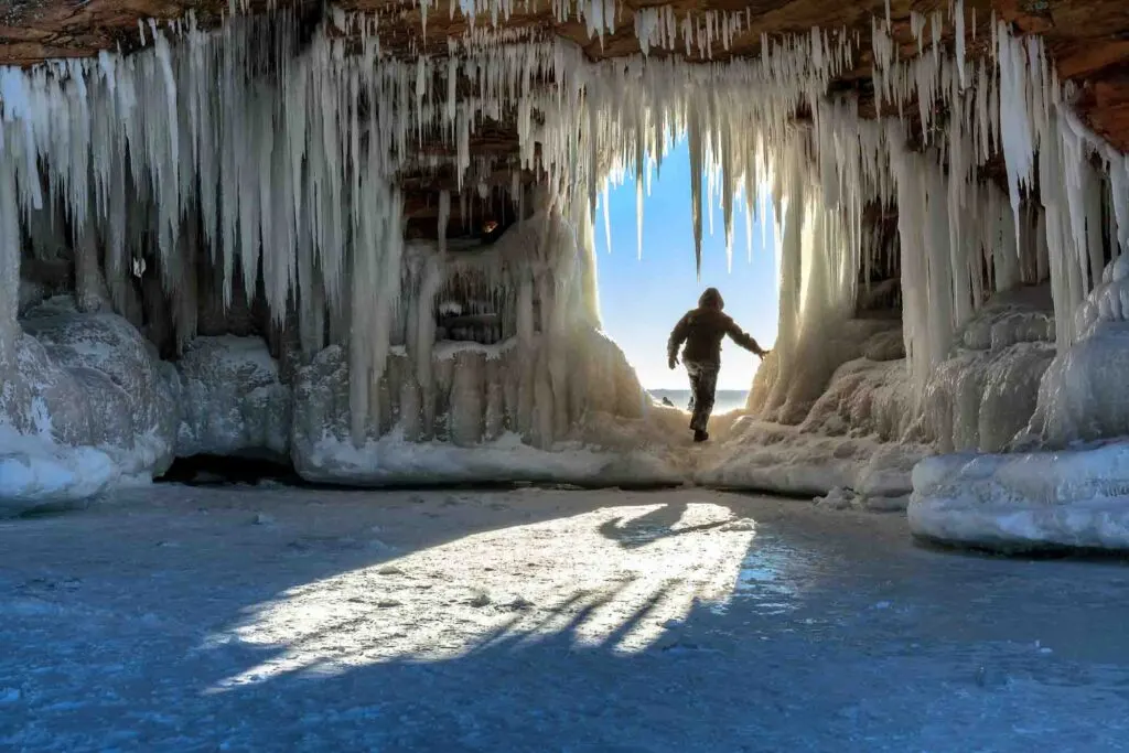 Mejores Lugares para Visitar en Febrero en EE.UU Cueva marina de las Islas Apóstol, Wisconsin